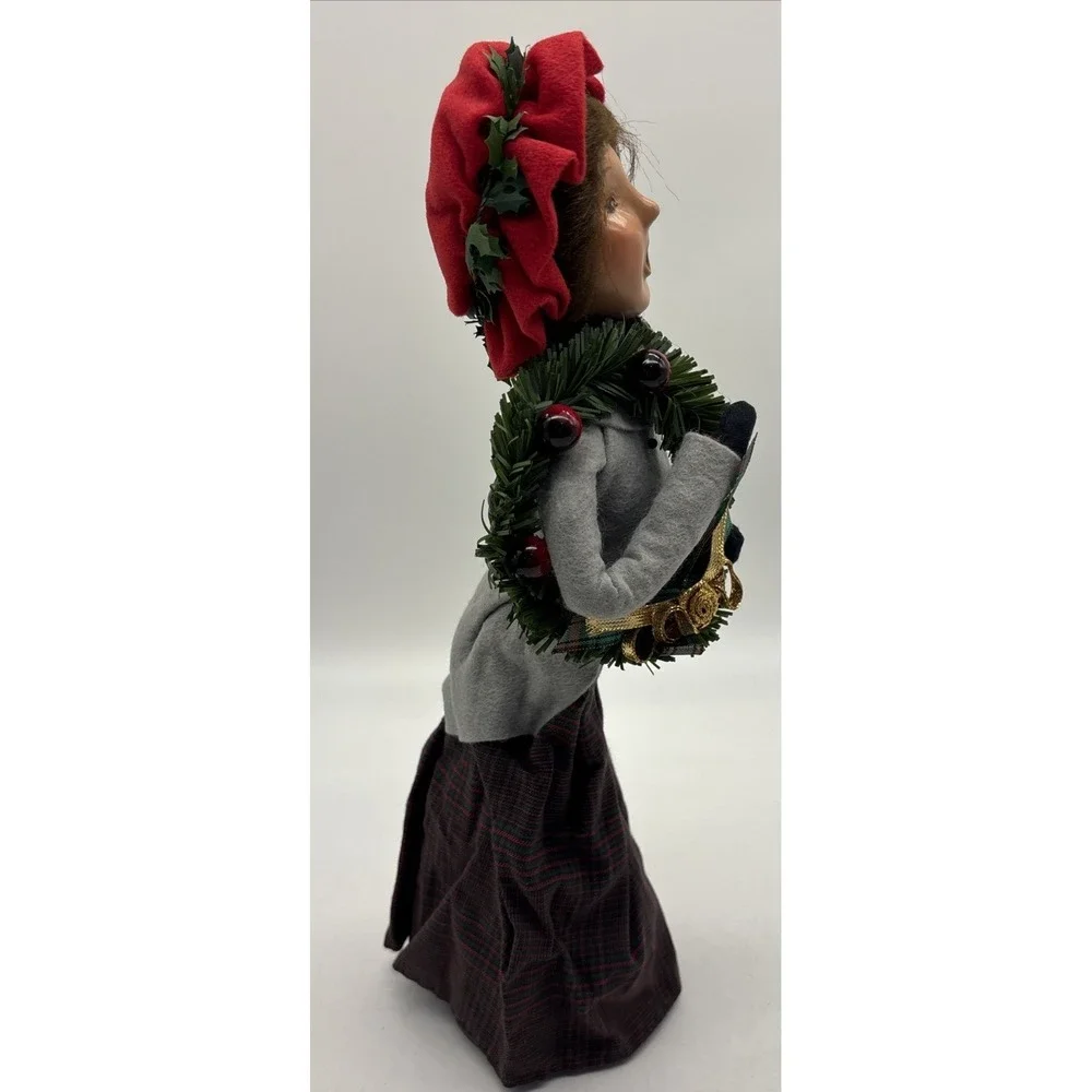 Vintage Byers Choice Caroler Woman Selling holding wreath 2000